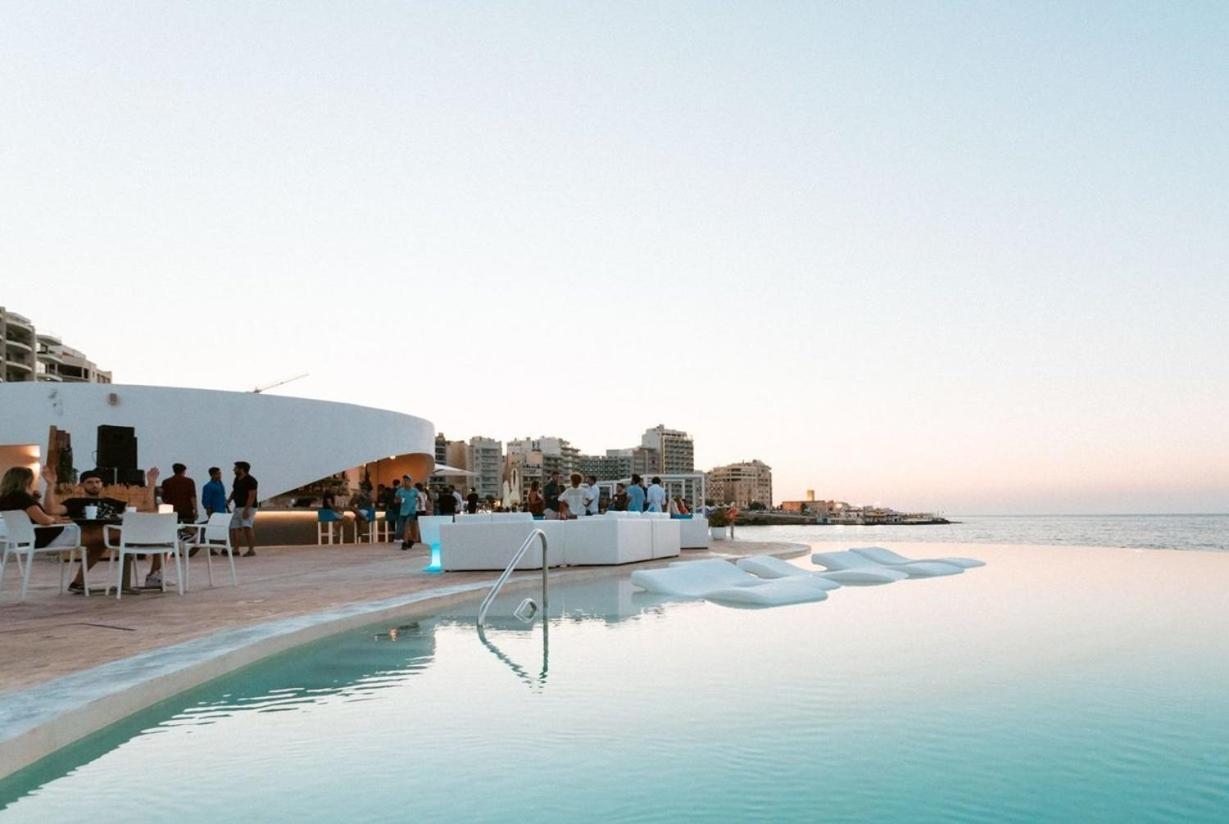 Deluxe Apartment Steps To St George'S Bay Saint Julian's エクステリア 写真