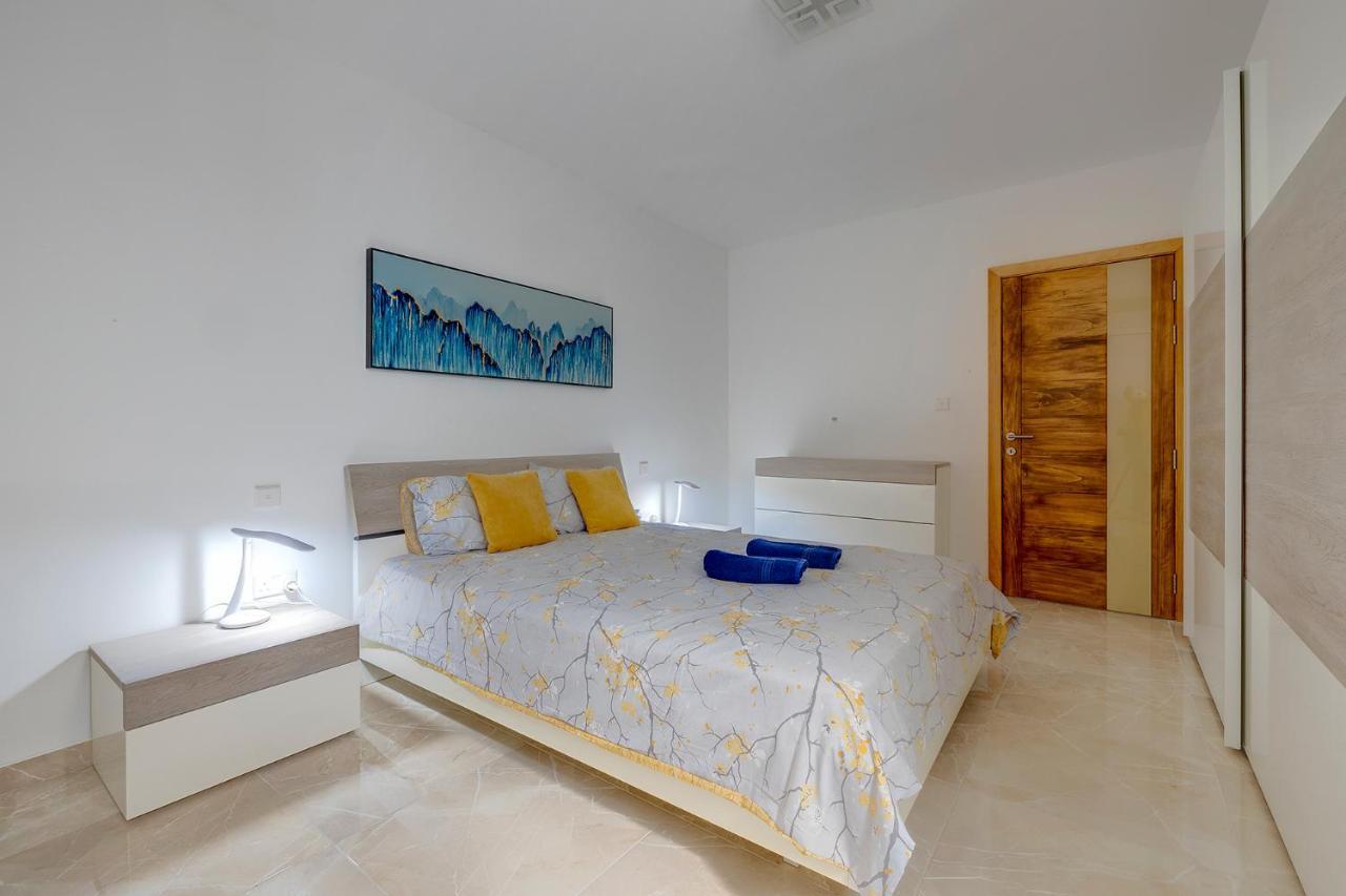 Deluxe Apartment Steps To St George'S Bay Saint Julian's エクステリア 写真