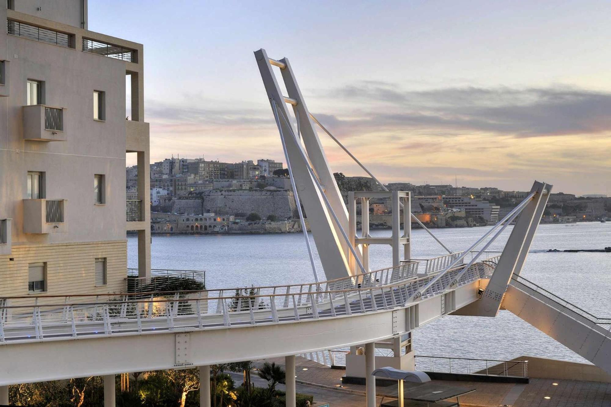 Deluxe Apartment Steps To St George'S Bay Saint Julian's エクステリア 写真