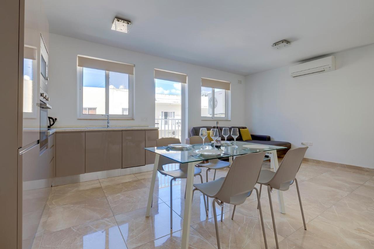 Deluxe Apartment Steps To St George'S Bay Saint Julian's エクステリア 写真