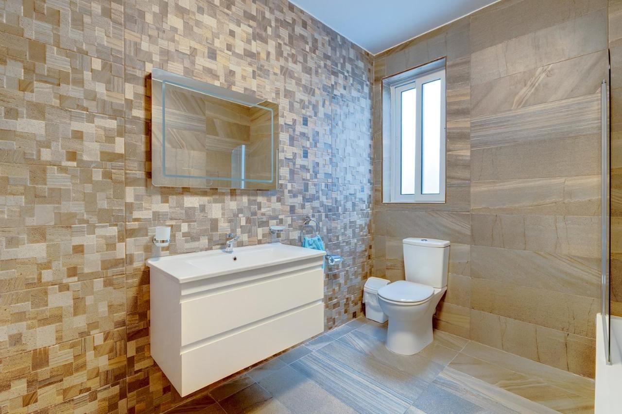 Deluxe Apartment Steps To St George'S Bay Saint Julian's エクステリア 写真