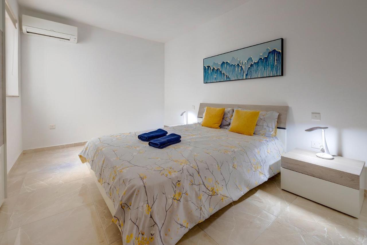 Deluxe Apartment Steps To St George'S Bay Saint Julian's エクステリア 写真