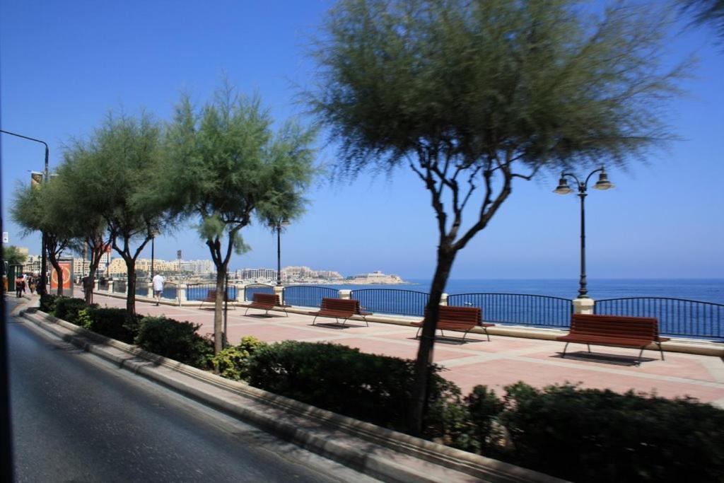 Deluxe Apartment Steps To St George'S Bay Saint Julian's エクステリア 写真