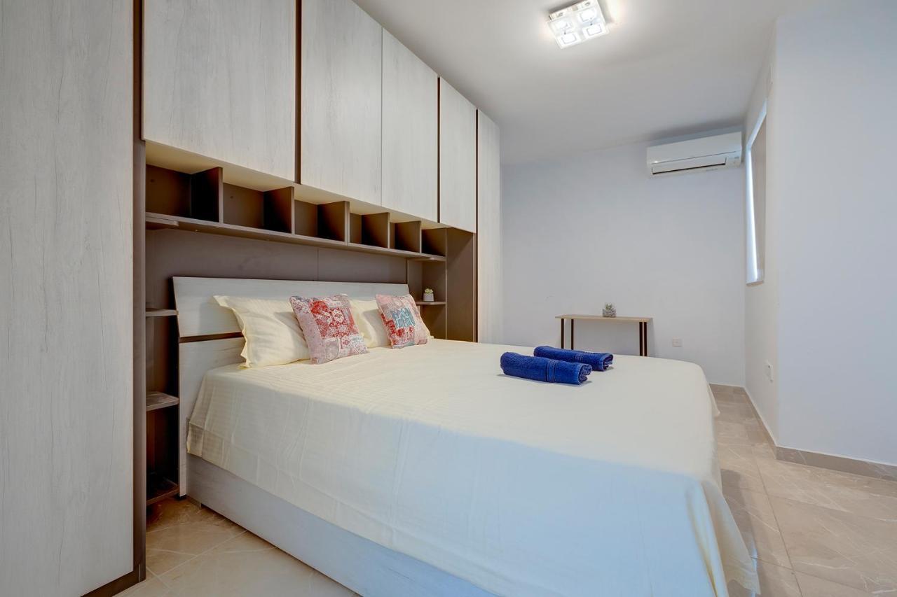 Deluxe Apartment Steps To St George'S Bay Saint Julian's エクステリア 写真