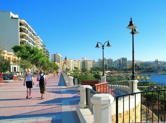 Deluxe Apartment Steps To St George'S Bay Saint Julian's エクステリア 写真