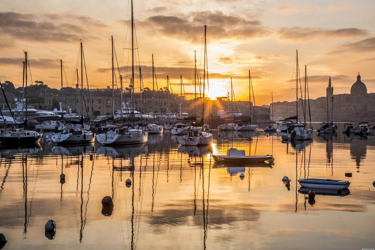 Deluxe Apartment Steps To St George'S Bay Saint Julian's エクステリア 写真