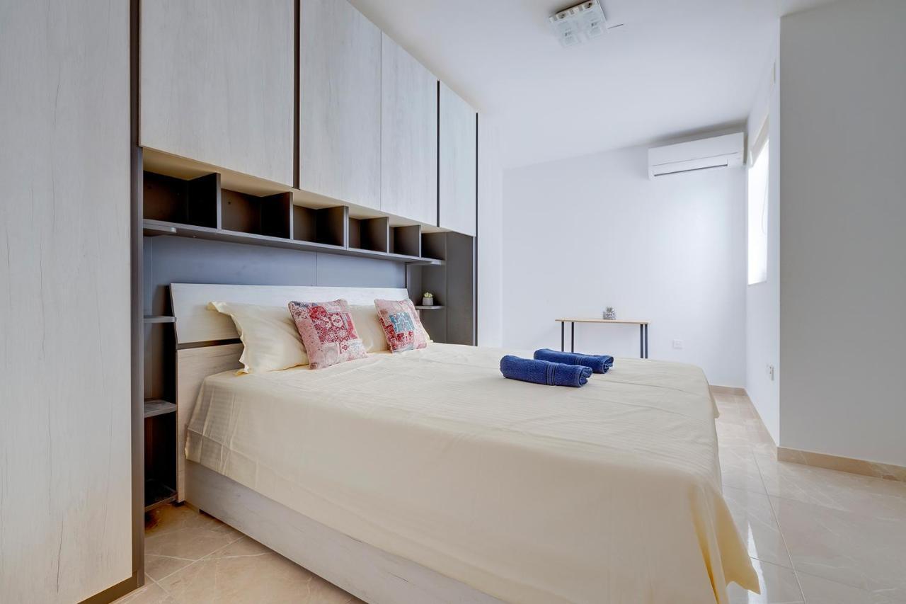 Deluxe Apartment Steps To St George'S Bay Saint Julian's エクステリア 写真